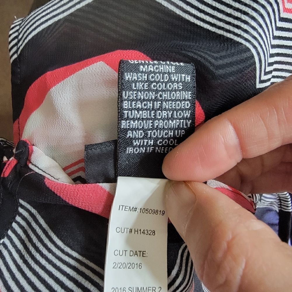 Torrid Short Sleeved Blouse with Chevron Pattern. Size 1X. - Picture 6 of 7